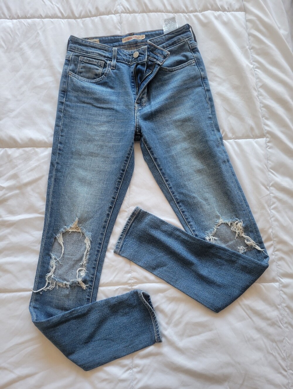 Levis Women’s Distressed Blue Skinny Jeans